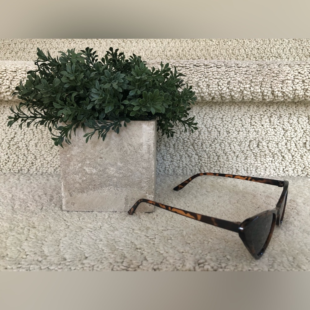 🕶️ Women’s Tortoise Shell Brown Color Cat-Eye Sunglasses. - Picture 6 of 14